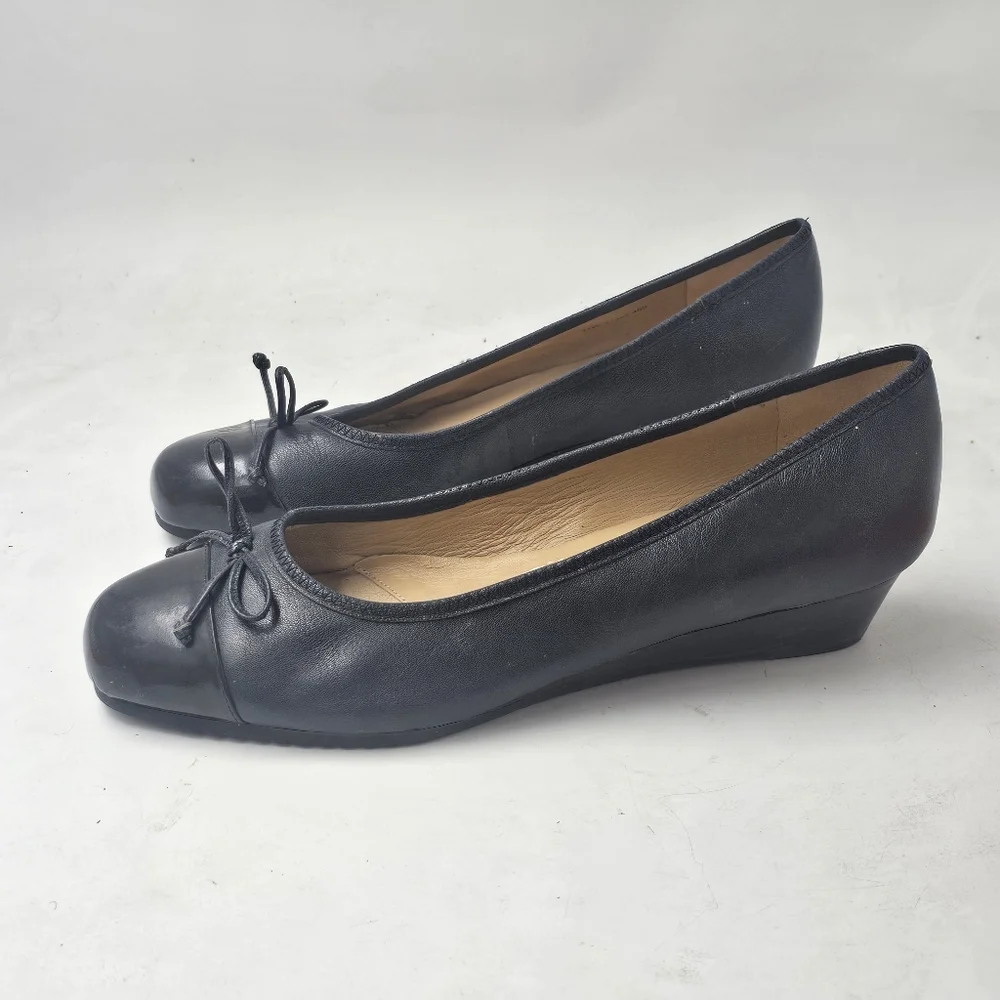 Trotters Lilly Navy Leather Cap Toe Wedge Heel Pumps Bow Womens 11W Size Comfort